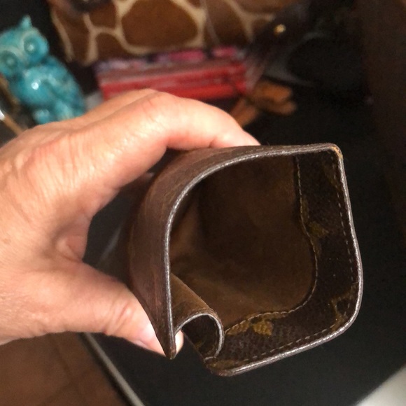 Louis Vuitton - Picture 2 of 9